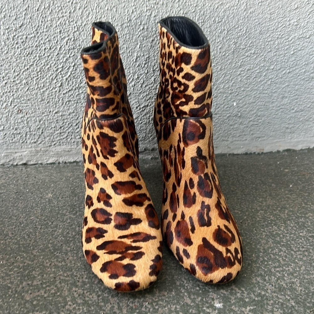 Dianne Von Furstenberg Glenda Leopard Calf Hair Heeled Booties Sz 6.5 - Picture 2 of 10